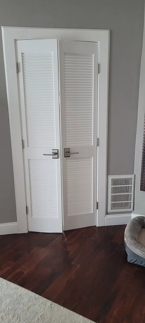 2 Louver Panel Interior Door (Primed) - Image 3