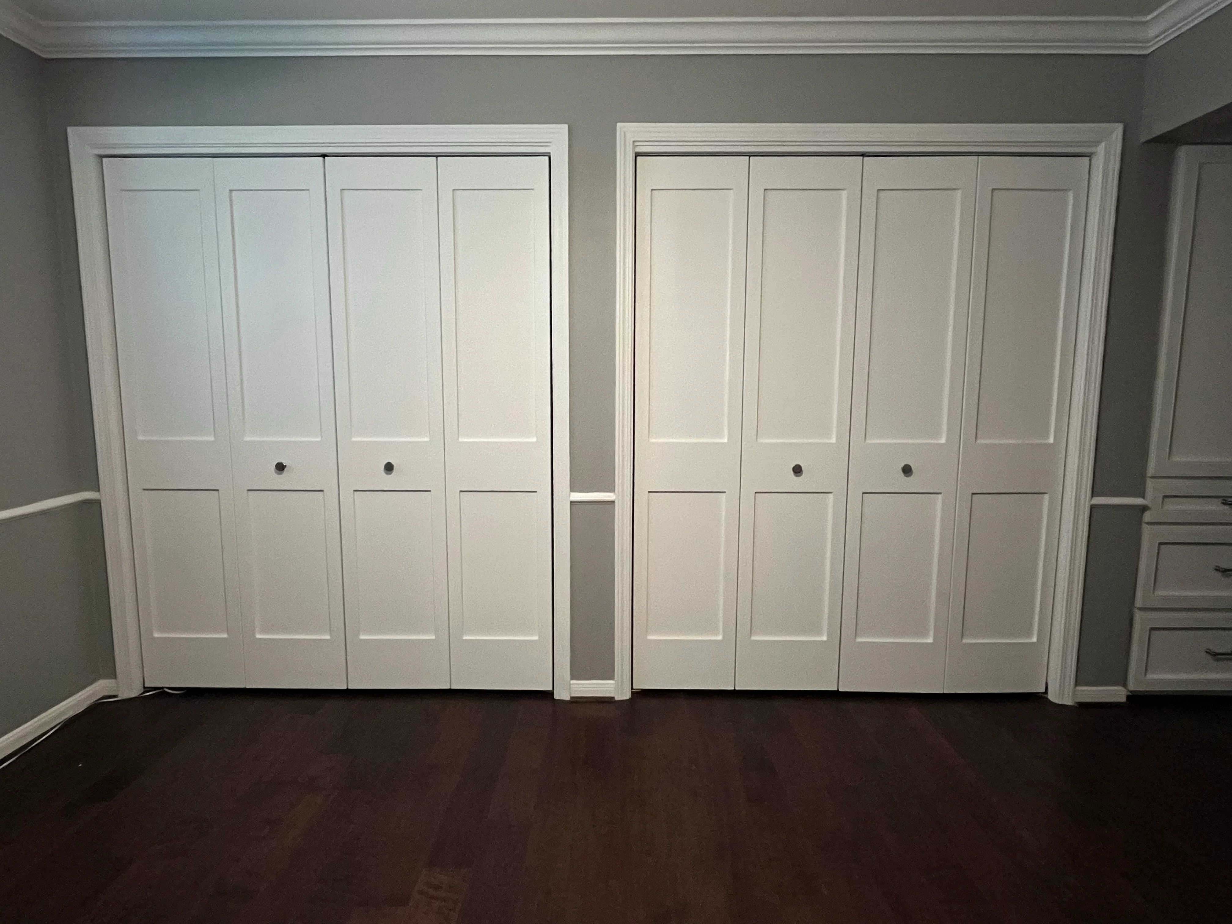 2-Panel Shaker Style Pine Bifold Door (Primed) - Image 4