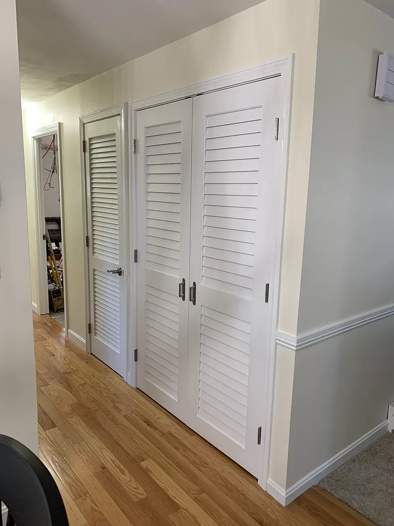 2 Plantation Louver Panel Interior Closet Door (Primed) - Image 6